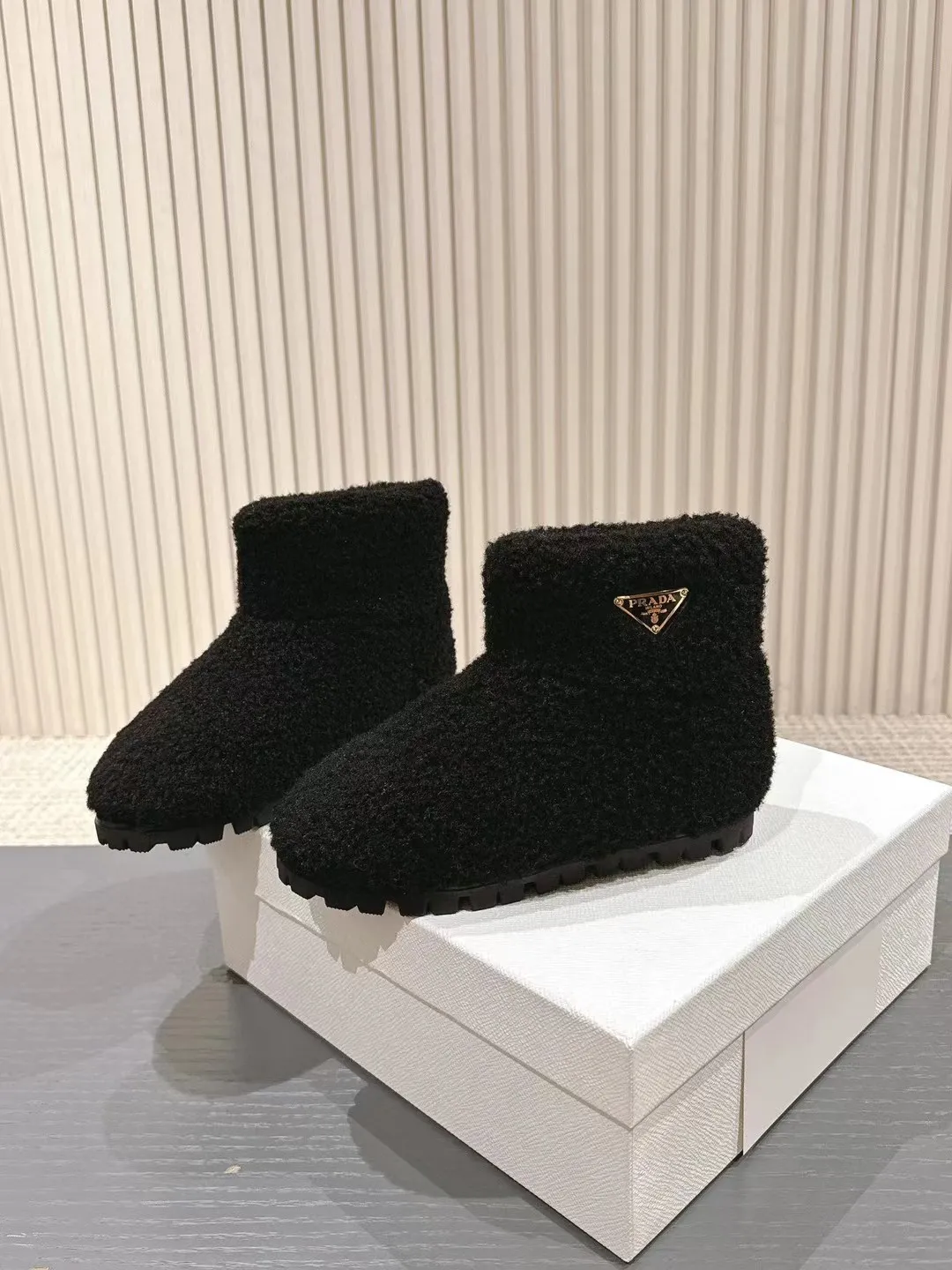 👟👟Ex-factory price 560👟👟 Prada*Prada 2024ss new autumn and winter straight snow boots wool short boots. The fashionable and elegant design presents a classic silhouette. No matter what the situation is, the home court belongs only to you!  Fabric: Customized wool Lining: Customized wool Hardware: Original hardware 1:1 molding Outsole: Original molded raw rubber outsole Code number: 35-40 (customized 40 pieces are not returnable)